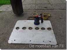 mal en brander om gaten te maken in worteldoek voor sla.